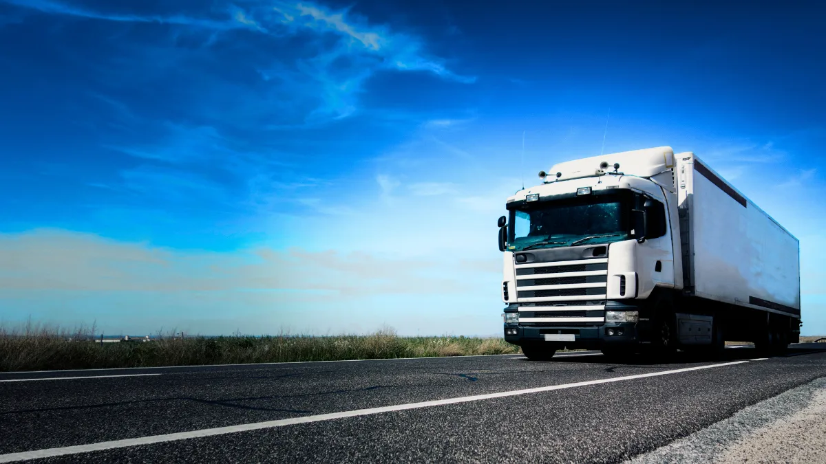 UNTRR: TollRo poate scumpi transportul național cu 10–25%. Firmele nu știu cât vor recupera de la clienți