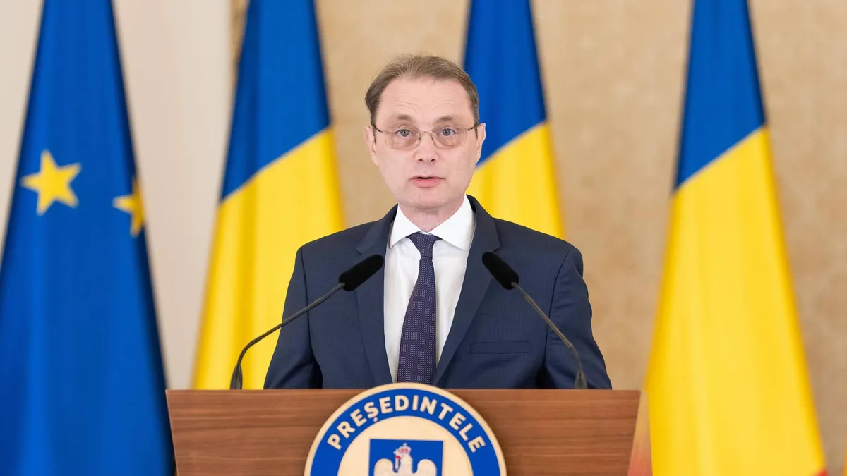 Luca Niculescu la un pupitru cu însemne prezidențiale, între drapelele României și Uniunii Europene.