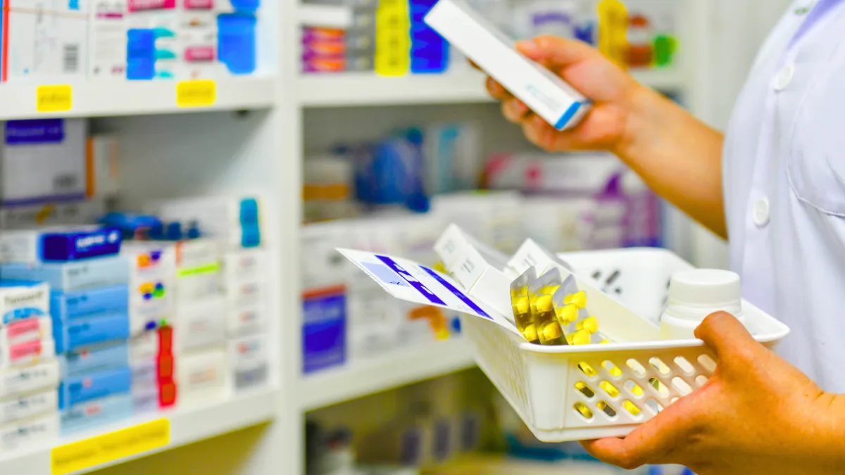 Farmaciștii spun că pacienții cumpără medicamente pe care ar fi trebuit să le primească în spital. Când pot cere banii înapoi