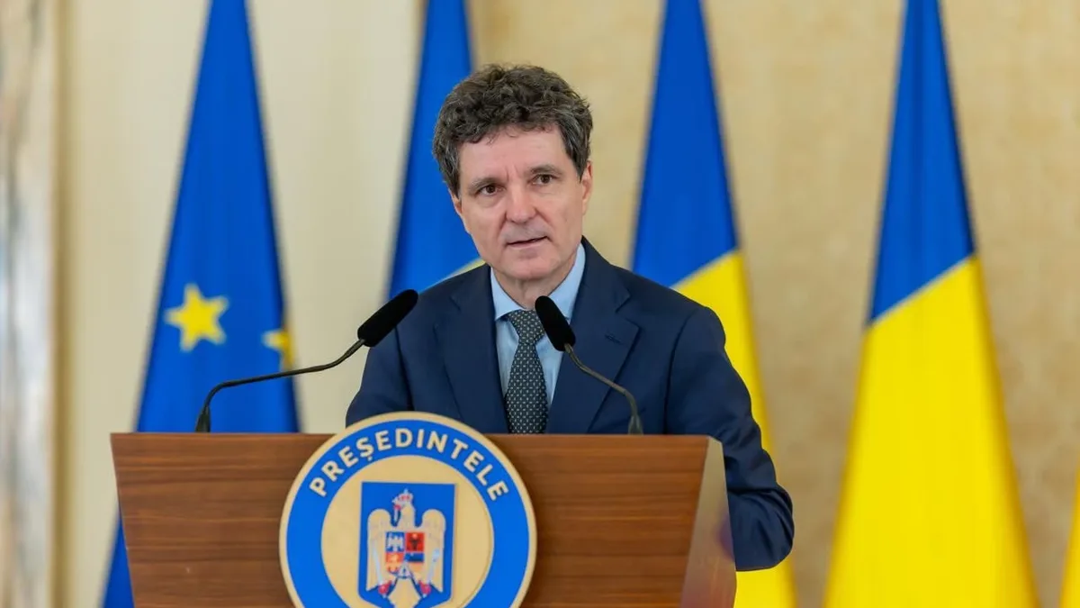 Nicușor Dan la un pupitru cu însemnul prezidențial, între drapelele României și Uniunii Europene.