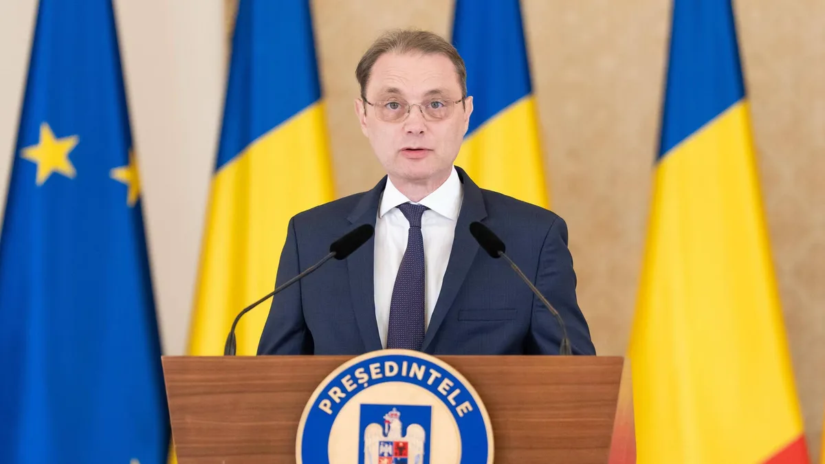 Luca Niculescu la un pupitru cu însemne prezidențiale, în fața drapelelor României și Uniunii Europene.
