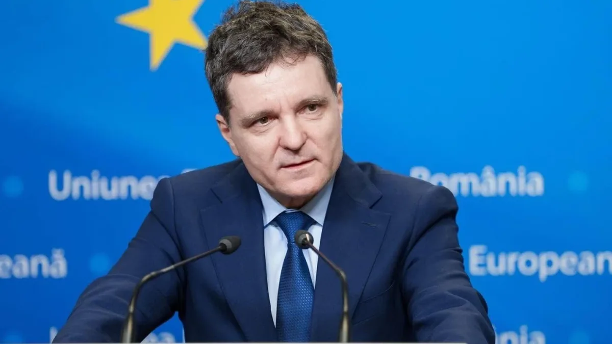 Nicușor Dan la două microfoane, în fața unui fundal albastru cu o stea galbenă și inscripții despre Uniunea Europeană.