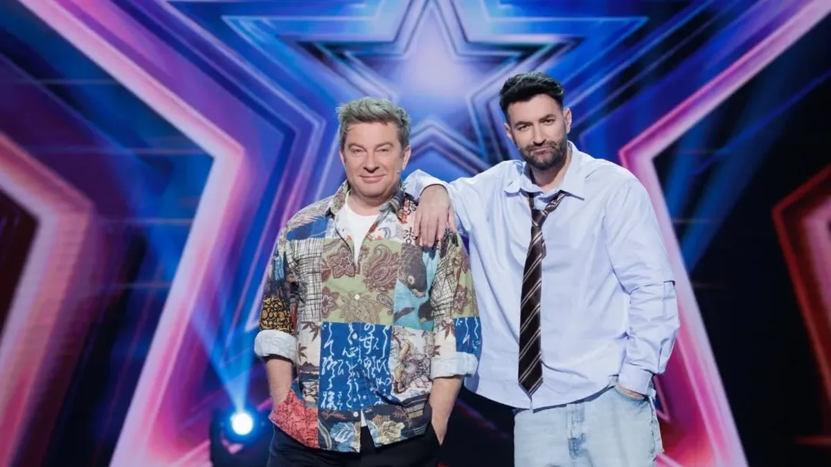 Smiley și Pavel Bartoș pozează împreună pe o scenă cu un decor luminos în formă de stea.