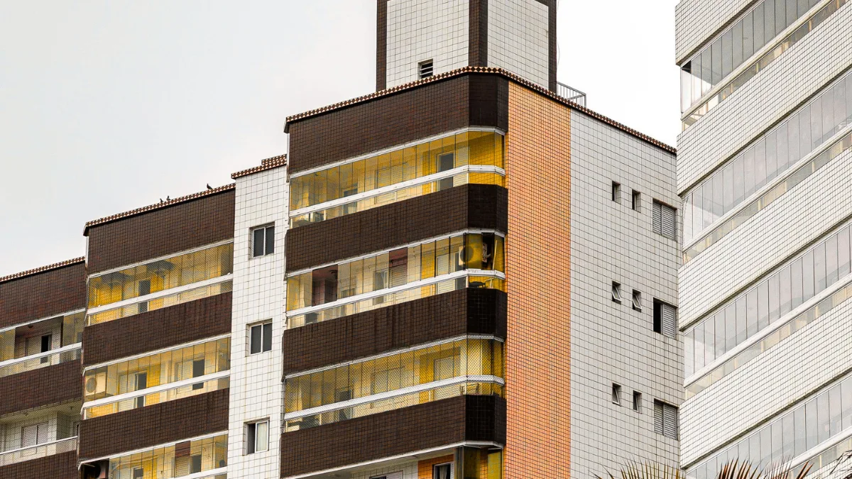 O comparație a ofertelor de apartamente noi indică suprafețe mai mici și prețuri cu 50% mai mari
