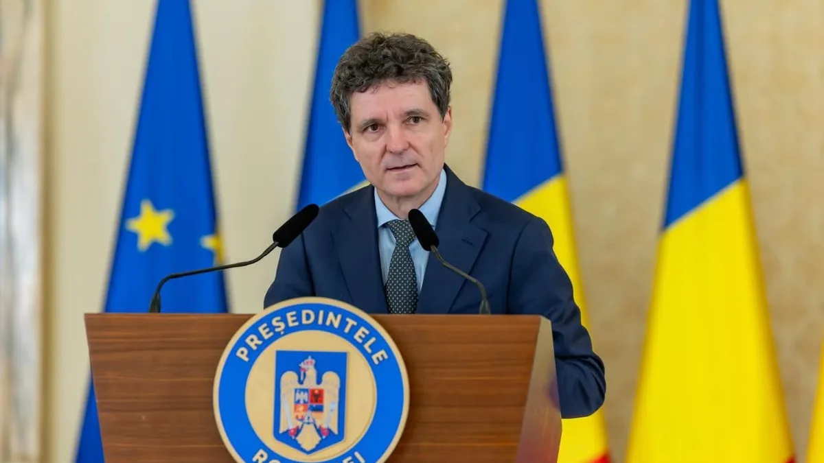Nicușor Dan la un pupitru cu însemne prezidențiale, în fața drapelelor României și Uniunii Europene.