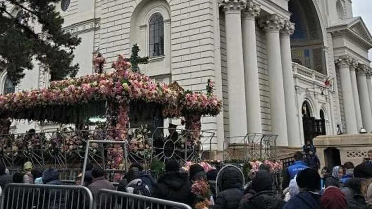 Un bărbat de 69 de ani, intubat după ce a căzut la rând la pelerinajul Sfintei Parascheva