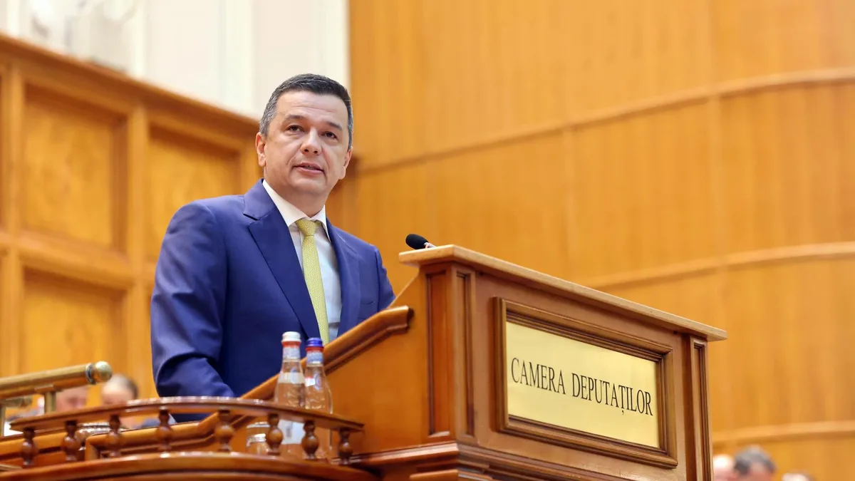 Sorin Grindeanu la tribuna Camerei Deputaților, într-o sală cu lambriuri de lemn.